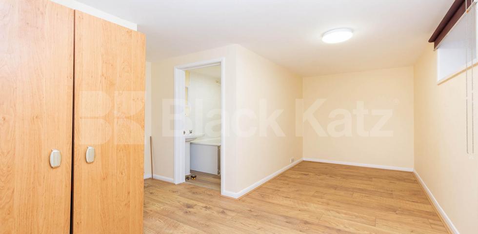 			LOCATION LOCATION LOCATION !!!, 1 Bedroom, 1 bath, 1 reception Flat			 Swan Yard, ISLINGTON N1